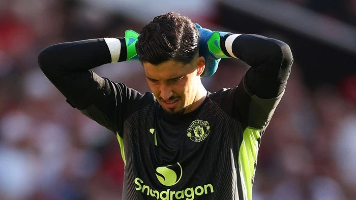 Phil Jones: Kiper MU Harus 'Berkulit Badak'